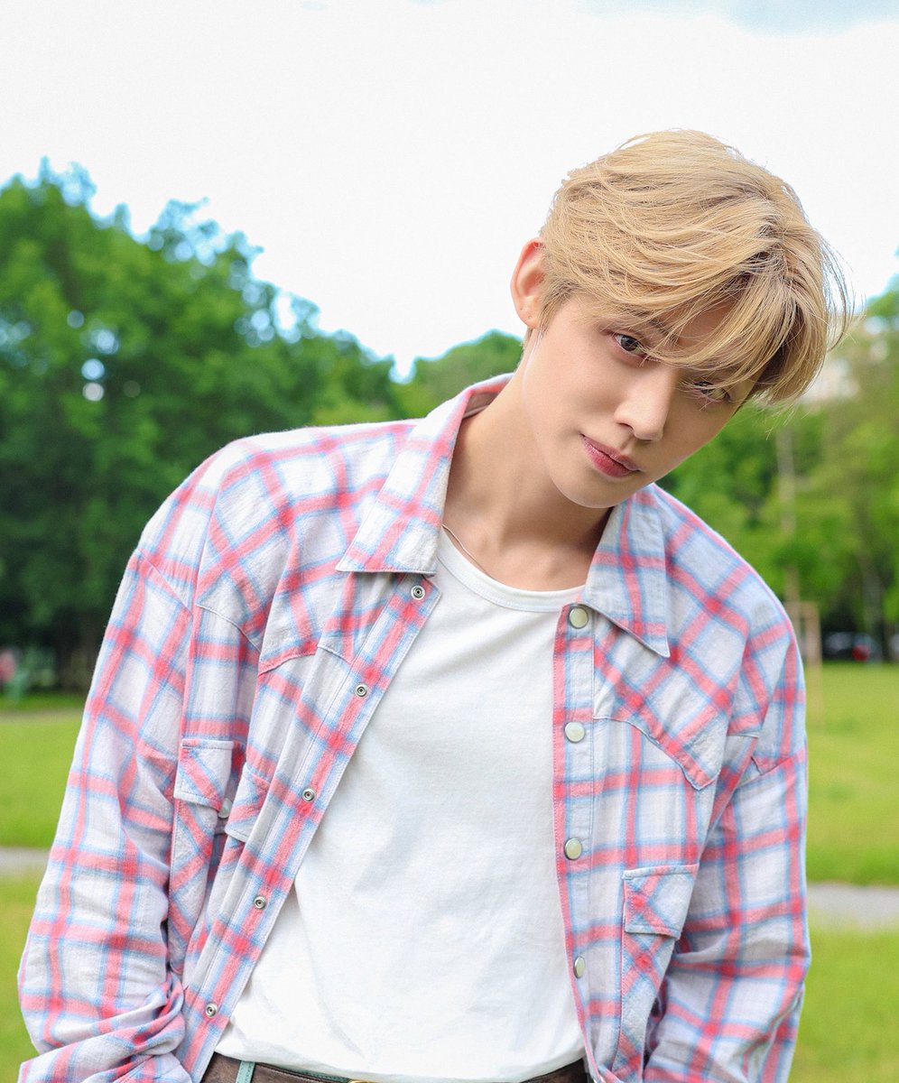 ktyunique's tweet photo. Mcountdown pre recording

- Yeonjun wore an mv outfit (see image)
-  he got his hair color toned down
- During the 2nd recording, around the chorus, a star-shaped piece of confetti got stuck on his forehead. He had no idea and kept performing all the way through the ending with it on😭
- After the stage, moas pointed at their own foreheads to signal him there was confetti stuck on his forehead but Yeonjun looked all confused and thought they were asking him to do cat ears, so he did the cat-ear pose instead
- Then he re-recorded the chorus, and once the filming wrapped up, all moas started asking for another take but Yeonjun couldn’t make out what they were saying and just had this ”???” expression