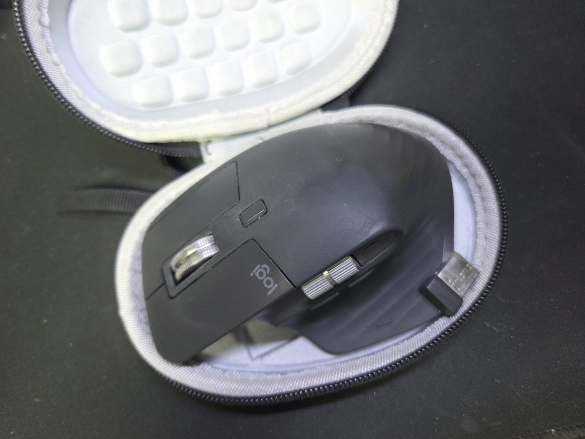 1004v's tweet photo. 서울시 강남구에서 왼쪽 클릭 불량으로 택배 입고된 Logitech MX Master 3s MR0077 로지텍 마스터 블루투스 무선 마우스 해외직구 사설 수리 고장 AS

고객님께서 "왼쪽 클릭 불량" 으로 수리요청해주셨습니다. https://t.co/RMp04Uc8cU