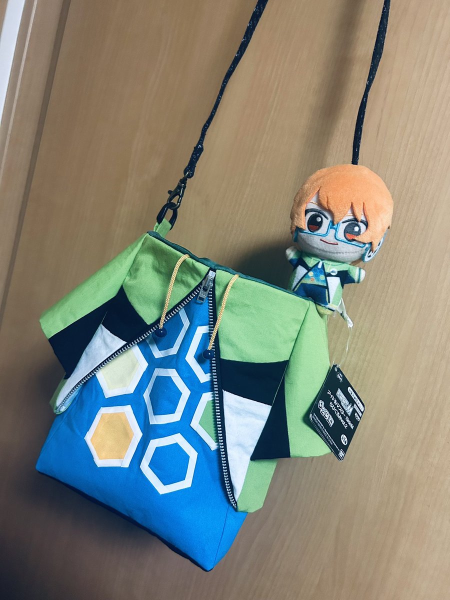 geta_koro's tweet photo. 昨日思い立って作業始めてどうにか完成したから見て！！！！
縫い方すっごい雑だけどどうにか形にはなった😭
裏面透明にして痛できるようにしたけど缶バッジをシートに付ける作業初めて過ぎて超絶下手になっちゃった😇 https://t.co/nhCH3ar2fi