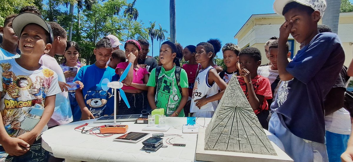 ONUREHABANA's tweet photo. Tuvimos un encuentro súper especial con los niños y niñas, donde el Ing. Josmel Ruiz Ponce de León, especialista en comunicación de la ONURE La Habana, nos habló sobre un tema crucial: la eficiencia energética y las energías renovables. https://t.co/Mmoby8CMSS