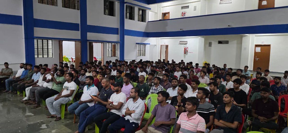 chunnu_inc's tweet photo. @nsui के पूर्व राष्ट्रीय अध्यक्ष आदरणीय @Neerajkundan जी के साथ पूर्णिया जिला में छात्र संवाद कार्यक्रम में छात्रों को सम्बोधित किया...

#bihar #संसद_मार्च https://t.co/91HwhmWb8f