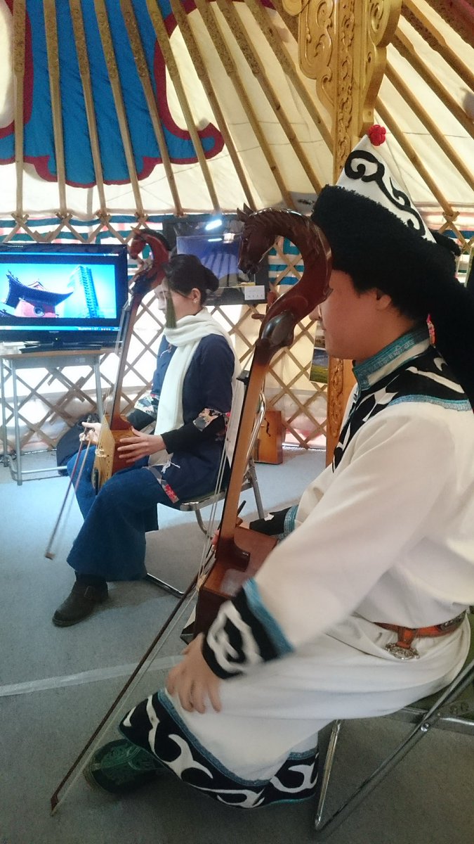 dragon_aikimon's tweet photo. 私にとってモンゴルとの縁は、モリンホールとゲルから始まりました。
モリンホールとの出会いを経て、富士宮まかいの牧場のゲルが、その縁を広げる。気づけばモンゴル家族やゲル職人さん、モンゴル語、そして実際にモンゴルへ行く機会まで、すべてが一本の縁で繋がって今に至る…＃モンゴル https://t.co/Jb3V5EL09S