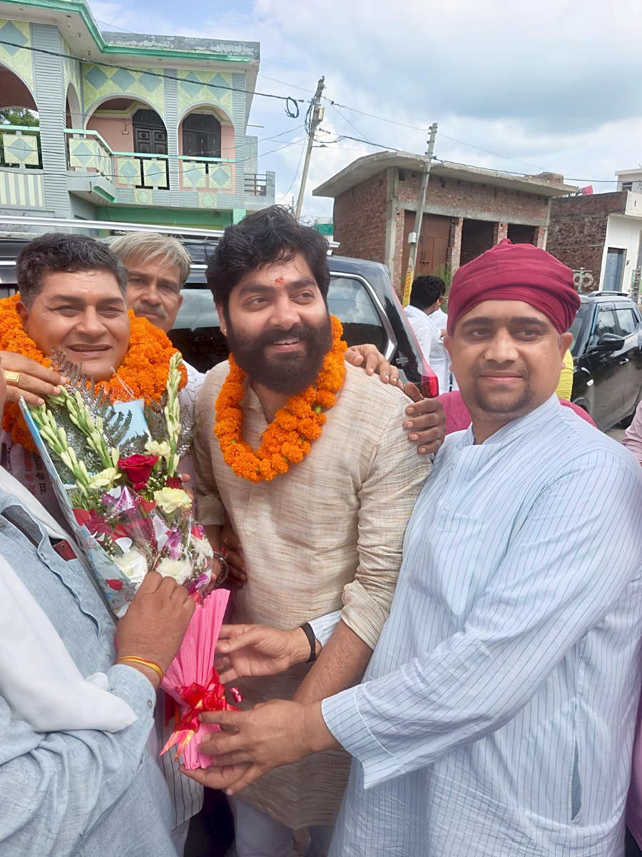 VivekPremi's tweet photo. आज भारतीय जनता पार्टी के नवनियुक्त प्रदेश मंत्री आदरणीय बड़े भाई श्री प्रमेन्द्र जांगड़ा जी का शामली जिले में प्रथम आगमन पर फूल मालाओं से स्वागत किया।

@BJP4UP

#ShamliKaVivek https://t.co/2yI5smK7DB