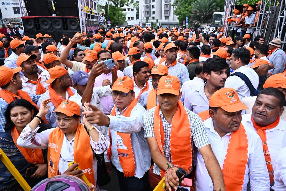 pradipsinhbjp's tweet photo. રાહુલ ગાંધી અને કોંગ્રેસ દ્વારા માનનીય પ્રધાનમંત્રી શ્રી @narendramodi સાહેબના નિવાસસ્થાન નજીક સર્જાયેલી અરાજકતા સામે આજે ગુજરાત કોંગ્રેસ કાર્યાલય ખાતે પ્રદેશ અધ્યક્ષ શ્રી @iJagdishBJP જીના નેતૃત્વમાં ભાજપના કાર્યકર્તાઓએ ઉગ્ર વિરોધ પ્રદર્શન કરી રોષ વ્યક્ત કર્યો.

અરાજક કોંગ્રેસના દેશ વિરોધી અને લોકતંત્ર વિરોધી મનસૂબા ક્યારેય સફળ નહીં થાય..!