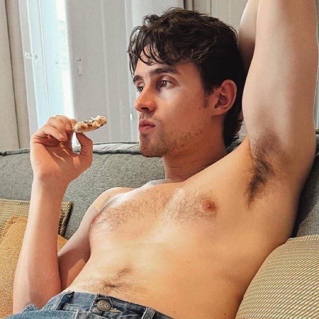 poponze's tweet photo. Michael Johnston, estrela de “Obsessão”, revelou que quer interpretar um personagem queer, desde que o papel tenha um propósito e não exista apenas por existir. https://t.co/SGR209j5Og