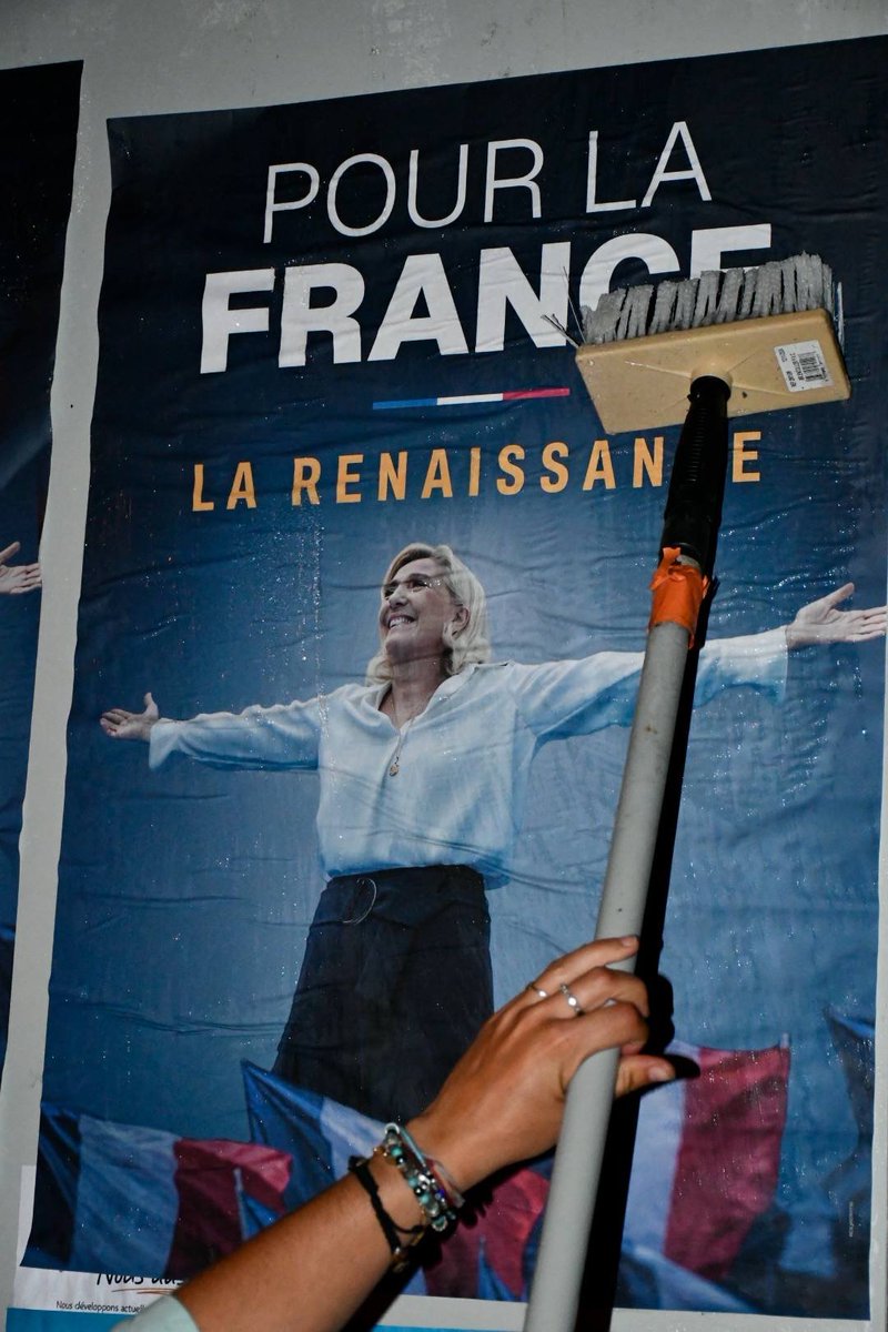 Euryanthe_M's tweet photo. Collage hier soir à Aix-les-Bains et environs, juste avant le passage du Tour de France ! 

Pour la France, la Renaissance, avec @MLP_officiel 🇫🇷 https://t.co/DvjONSgaiP