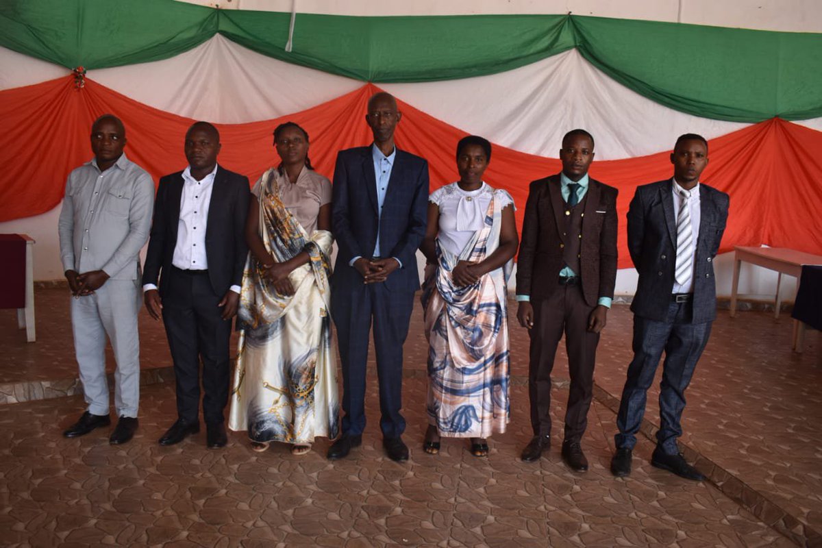 MagazineJimbere's tweet photo. 👤 Les membres des commissions électorales communales indépendantes (CECI), chargées de préparer les élections de 2027, ont été présentés dans différents commune
📌 #Bubanza : 7 personnes ont été désignées. Deux d’entre elles faisaient déjà partie de la commission électorale, dont le président et le responsable du matériel. Les 5 autres sont de nouveaux membres : 4 proposés par le CNDD-FDD, 1 par l’UPRONA, 1 par l’Église catholique, 1 par la Ligue Itegere et 1 par l’association APRODECO. La commission compte 2 femmes.
✅ #Karusi : La commission est dirigée par Claver Sakubu, ancien président de la commission chargée des élections législatives, sénatoriales et communales. Sa mise en place fait suite à une réunion réunissant des responsables administratifs, des représentants des partis politiques, des confessions religieuses et des organisations de la société civile
📄 #Kirundo : Minani Désiré, président de la CEPI de la province de Butanyerera, a présenté provisoirement les 7 membres de la CECI, choisis parmi différentes composantes, notamment les partis politiques, les indépendants et les confessions religieuses. La commission est composée de 4 hommes et 3 femmes
👥 #Kayanza : La CECI compte également 7 membres, dont 4 femmes et 3 hommes. Elle est dirigée par Iradukunda Gérard, avec Kaneza Alice comme vice-présidente et Irakoze Carelène comme responsable du matériel. Les citoyens disposent jusqu’au 25 juillet 2026 pour formuler d’éventuelles observations ou objections
🎯 #Makamba : Les 7 membres de la CECI, dont 4 hommes et 3 femmes, ont été choisis parmi 20 candidatures. Bukeyeneza Amie Claire, vice-présidente de la CEPI de Burunga, a accordé un délai de trois jours à toute personne souhaitant contester la désignation de l’un d’entre eux
🙏🏾 Les personnes désignées sont appelées à mériter la confiance placée en elles en contribuant à l’organisation d’élections libres, transparentes et impartiales
#Burundi #Jimbere