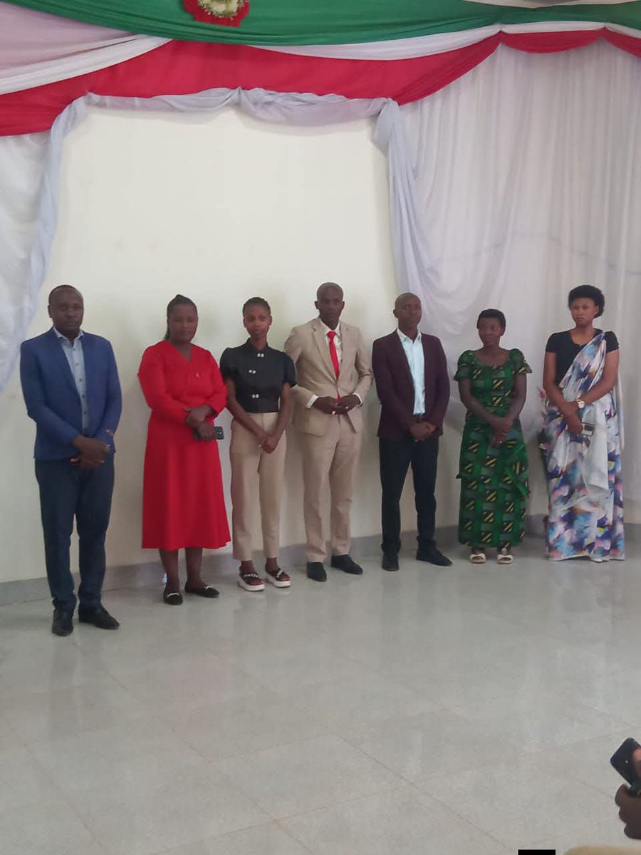 MagazineJimbere's tweet photo. 👤 Les membres des commissions électorales communales indépendantes (CECI), chargées de préparer les élections de 2027, ont été présentés dans différents commune
📌 #Bubanza : 7 personnes ont été désignées. Deux d’entre elles faisaient déjà partie de la commission électorale, dont le président et le responsable du matériel. Les 5 autres sont de nouveaux membres : 4 proposés par le CNDD-FDD, 1 par l’UPRONA, 1 par l’Église catholique, 1 par la Ligue Itegere et 1 par l’association APRODECO. La commission compte 2 femmes.
✅ #Karusi : La commission est dirigée par Claver Sakubu, ancien président de la commission chargée des élections législatives, sénatoriales et communales. Sa mise en place fait suite à une réunion réunissant des responsables administratifs, des représentants des partis politiques, des confessions religieuses et des organisations de la société civile
📄 #Kirundo : Minani Désiré, président de la CEPI de la province de Butanyerera, a présenté provisoirement les 7 membres de la CECI, choisis parmi différentes composantes, notamment les partis politiques, les indépendants et les confessions religieuses. La commission est composée de 4 hommes et 3 femmes
👥 #Kayanza : La CECI compte également 7 membres, dont 4 femmes et 3 hommes. Elle est dirigée par Iradukunda Gérard, avec Kaneza Alice comme vice-présidente et Irakoze Carelène comme responsable du matériel. Les citoyens disposent jusqu’au 25 juillet 2026 pour formuler d’éventuelles observations ou objections
🎯 #Makamba : Les 7 membres de la CECI, dont 4 hommes et 3 femmes, ont été choisis parmi 20 candidatures. Bukeyeneza Amie Claire, vice-présidente de la CEPI de Burunga, a accordé un délai de trois jours à toute personne souhaitant contester la désignation de l’un d’entre eux
🙏🏾 Les personnes désignées sont appelées à mériter la confiance placée en elles en contribuant à l’organisation d’élections libres, transparentes et impartiales
#Burundi #Jimbere