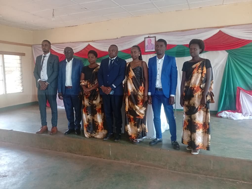 MagazineJimbere's tweet photo. 👤 Les membres des commissions électorales communales indépendantes (CECI), chargées de préparer les élections de 2027, ont été présentés dans différents commune
📌 #Bubanza : 7 personnes ont été désignées. Deux d’entre elles faisaient déjà partie de la commission électorale, dont le président et le responsable du matériel. Les 5 autres sont de nouveaux membres : 4 proposés par le CNDD-FDD, 1 par l’UPRONA, 1 par l’Église catholique, 1 par la Ligue Itegere et 1 par l’association APRODECO. La commission compte 2 femmes.
✅ #Karusi : La commission est dirigée par Claver Sakubu, ancien président de la commission chargée des élections législatives, sénatoriales et communales. Sa mise en place fait suite à une réunion réunissant des responsables administratifs, des représentants des partis politiques, des confessions religieuses et des organisations de la société civile
📄 #Kirundo : Minani Désiré, président de la CEPI de la province de Butanyerera, a présenté provisoirement les 7 membres de la CECI, choisis parmi différentes composantes, notamment les partis politiques, les indépendants et les confessions religieuses. La commission est composée de 4 hommes et 3 femmes
👥 #Kayanza : La CECI compte également 7 membres, dont 4 femmes et 3 hommes. Elle est dirigée par Iradukunda Gérard, avec Kaneza Alice comme vice-présidente et Irakoze Carelène comme responsable du matériel. Les citoyens disposent jusqu’au 25 juillet 2026 pour formuler d’éventuelles observations ou objections
🎯 #Makamba : Les 7 membres de la CECI, dont 4 hommes et 3 femmes, ont été choisis parmi 20 candidatures. Bukeyeneza Amie Claire, vice-présidente de la CEPI de Burunga, a accordé un délai de trois jours à toute personne souhaitant contester la désignation de l’un d’entre eux
🙏🏾 Les personnes désignées sont appelées à mériter la confiance placée en elles en contribuant à l’organisation d’élections libres, transparentes et impartiales
#Burundi #Jimbere