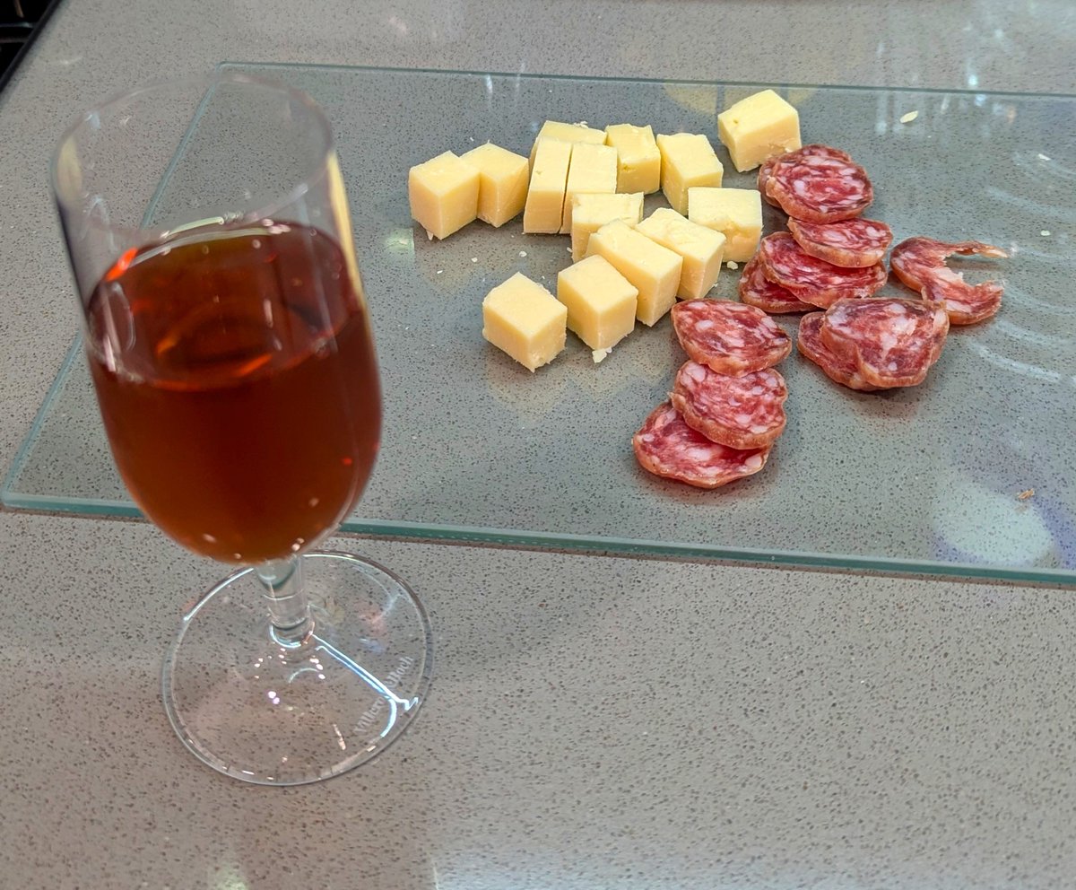 DragaoEternoo's tweet photo. Pronto para a nova temporada com um bom vinho do Porto 🍷💙🤍 (este é branco e está fresquinho, ideal para estes dias de calor). Sempre com moderação, claro!

#prématchporto #prematchporto https://t.co/AW8WgZDue6