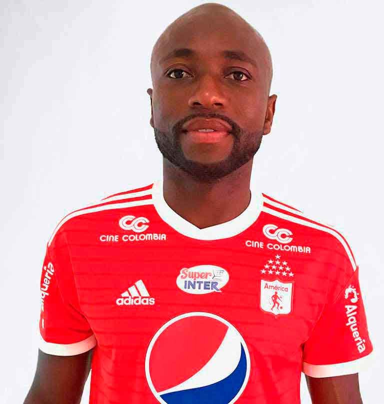 ZonaLibreDeHumo's tweet photo. #ZonaLibreDeHumo🗣️🎙️"Respeto al profe, pero él tiene que entender que la hinchada necesita resultados y ganar, la gente no puede estar sufriendo con el América" Pablo Armero, ex @AmericadeCali y @FCFSeleccionCol
📷 D.R.A. https://t.co/PmgI7qEHjl