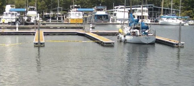 DisidentUSA's tweet photo. @robbystarbuck @VoteMarsha It’s a growing problem, there is one sailboat with a  mast that is rotted that takes up three slips (two empty that can be used because of danger of falling). Other boats are taking up prime slips that could be generating $3500 a year. People who pay their fees are frustrated. https://t.co/fzwaIVsIwA