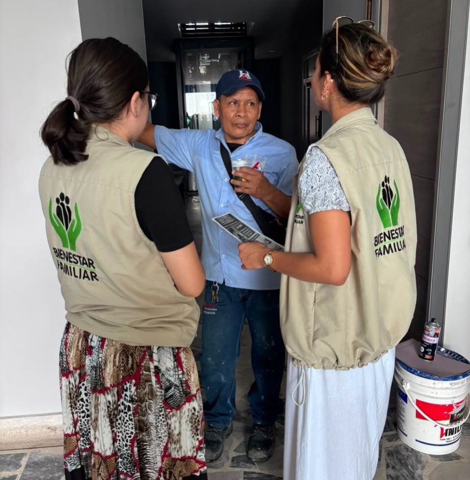 ICBFColombia's tweet photo. #BienestarCaquetá | Junto con la Policía Nacional y la Secretaría de Salud, realizamos jornadas de prevención contra la explotación sexual comercial de niñas, niños y adolescentes en hoteles, residencias y hostales del sector de la Terminal de Transportes de Florencia. https://t.co/LN8VKr9Aja