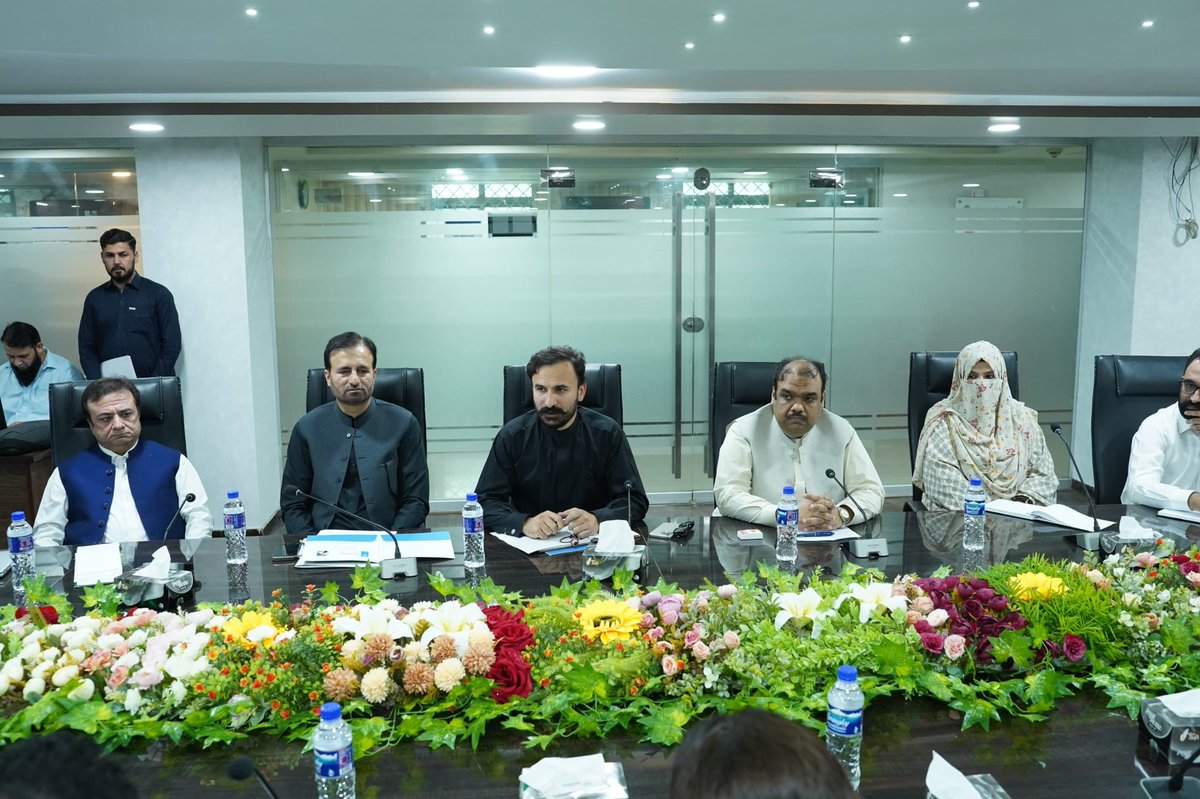 Drisrarsafi's tweet photo. وزیر اعلیٰ خیبرپختونخوا کے معاون خصوصی برائے خوراک ڈاکٹر محمد اسرار صافی سے ورلڈ فوڈ پروگرام کے وفد کی کنٹری ڈائریکٹر انیتا ہرش کی سربراہی میں پشاور میں ملاقات

سیکرٹری محکمہ خوراک شاہ محمود، ڈائریکٹر جنرل خیبرپختونخوا فوڈ سیفٹی اینڈ حلال فوڈ اتھارٹی اور متعلقہ افسران بھی ملاقات میں شریک

وفد کو غذائیت پروگرامز، گندم اسٹریٹجک ریزرو سسٹم، محکمانہ ڈیجیٹلائزیشن، استعدادِ کار، محفوظ و معیاری خوراک کی فراہمی اور فوڈ سیکیورٹی اصلاحات پر تفصیلی بریفنگ

حکومت خیبرپختونخوا گندم کے اسٹریٹجک ریزرو سسٹم، محکمانہ ڈیجیٹل نظام اور غذائیت سے بھرپور خوراک کی فراہمی کے لیے مؤثر اقدامات کر رہی ہے، بریفنگ

 گندم کے گوداموں کو جدید خطوط پر استوار کیا جا رہا ہے تاکہ طویل مدت تک محفوظ ذخیرہ یقینی بنایا جا سکے اور قلت سے بچا جا سکے، بریفنگ

اسکولوں کے بچوں کے لیے صحت مند غذائی پالیسیوں اور غذائیت کے فروغ سے متعلق اقدامات پر بھی تبادلۂ خیال

حکومت خیبرپختونخوا اور ورلڈ فوڈ پروگرام کے درمیان باہمی دلچسپی کے شعبوں میں تعاون بڑھانے پر اتفاق

ورلڈ فوڈ پروگرام کی کنٹری ڈائریکٹر انیتا ہرش نے محکمہ خوراک اور خیبرپختونخوا فوڈ سیفٹی اینڈ حلال فوڈ اتھارٹی کی کارکردگی کو سراہا

حکومت خیبرپختونخوا کے عوام کو محفوظ، معیاری اور صحت بخش خوراک کی فراہمی کے اقدامات قابلِ ستائش ہیں، انیتا ہرش

عوام کے بہترین مفاد میں تمام شعبوں میں ورلڈ فوڈ پروگرام سے ہر ممکن تعاون فراہم کیا جائے گا، ڈاکٹر محمد اسرار خان

ورلڈ فوڈ پروگرام کے ساتھ مشترکہ حکمتِ عملی اور تعاون صوبے میں غذائی تحفظ اور صحت مند خوراک کے فروغ میں اہم کردار ادا کرے گا، ڈاکٹر محمد اسرار خان