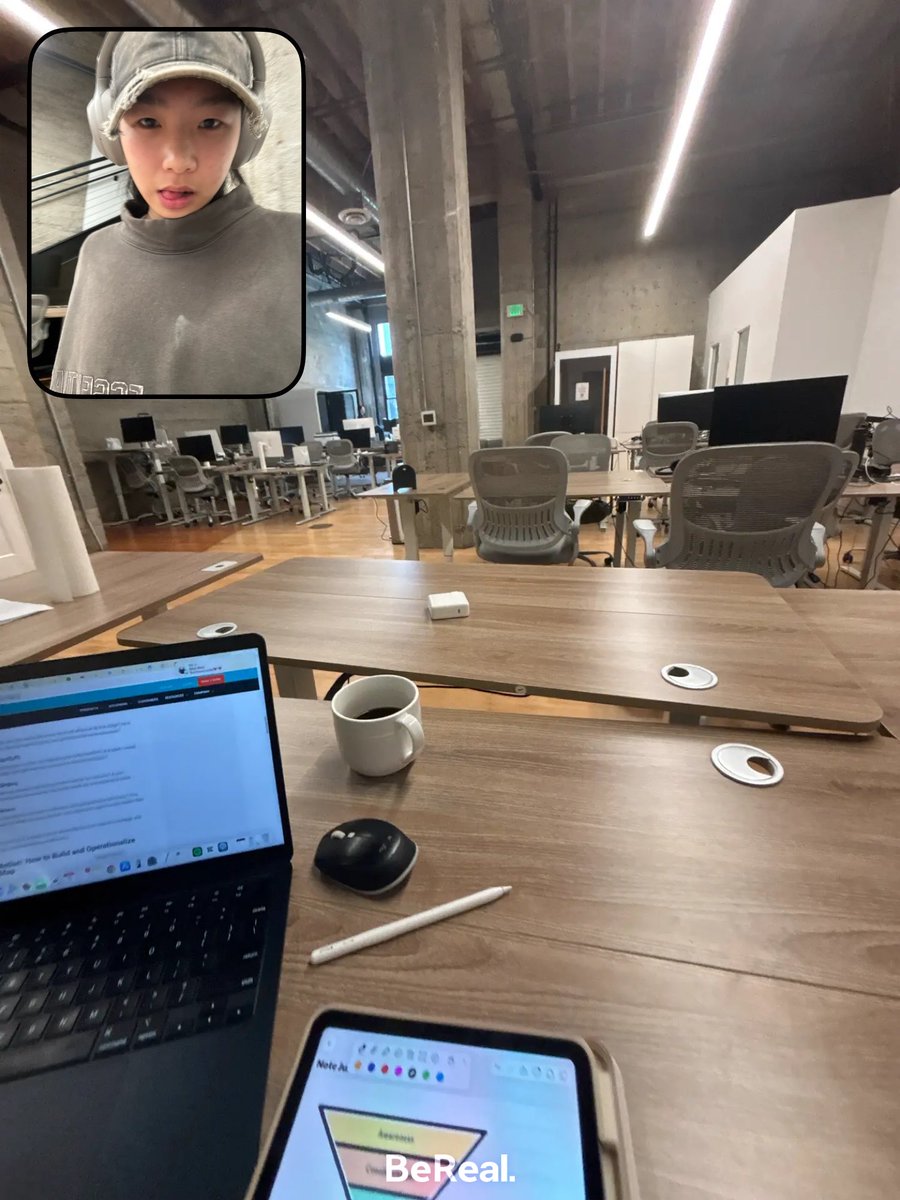 amanda_ye4's tweet photo. A month ago, I was 100+ apps in getting ghosted, staying late at @UseCorgi, surrounded by tech talks/bros, hair still blonde, unem****ed🦧

One month later, hair few shades darker,  found a j*b, and can understand 15% of tech bro talks now🤗

Crazy how life works sometimes https://t.co/nW2wzftM3Z