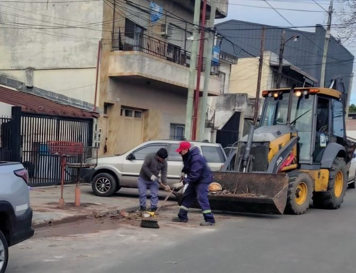 FaustoCabralof's tweet photo. @patoenero @dievalen @aybar_rodrigo Los equipos de la @Municipalidad3F ya limpiaron todo y se intimó al frentista para la correcta disposición de los residuos. 
El sistema de higiene urbana empieza por cada uno de nosotros y la logramos entre todos! https://t.co/6G818Cg5tZ