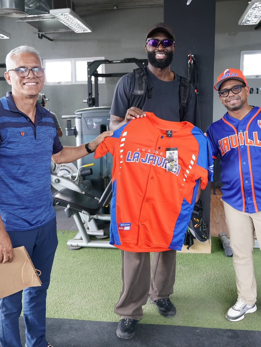 ESPN_DO's tweet photo. 🔥 ¡JAYLEN BUSCA FIRMA!
Jaylen Brown cumple su sueño y sale al terreno a jugar béisbol en la Academia La Javilla de República Dominicana.
📸: Academia La Javilla
#NBAxESPN https://t.co/FAlGNmNobt