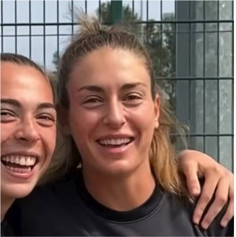 kika7AP11's tweet photo. she really is so relaxed and happy lately, i love that for her 🥹 https://t.co/RfTXQo74zR