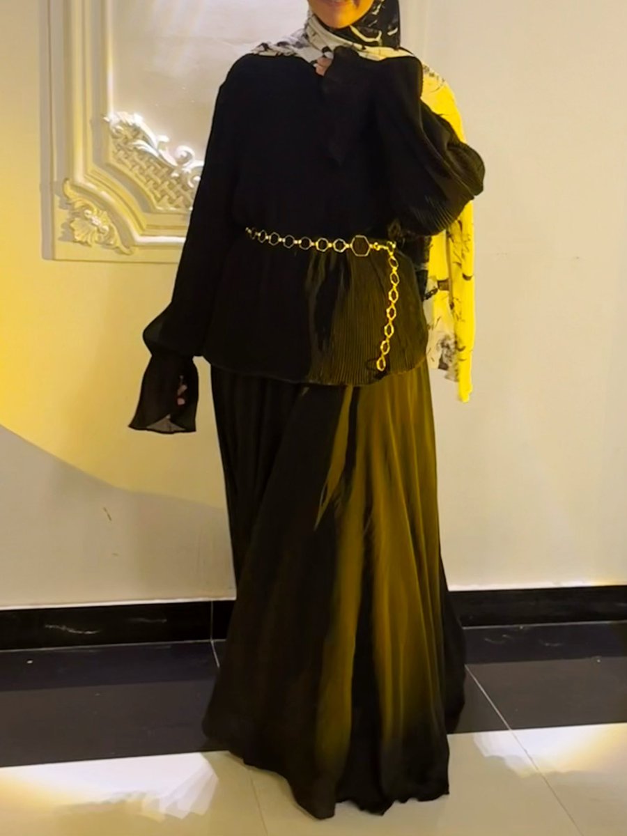 reem_elmihy's tweet photo. كل الشكر للوالدة على محاولاتها العسولة في تصوير سوت غَيْد، أحلى من الموديل على رأيها..✨🖤
(يارب الانستا ما يعرف إني نزلت صورها برا خطة الماركتينج😂) https://t.co/Oi3wIuJpYE