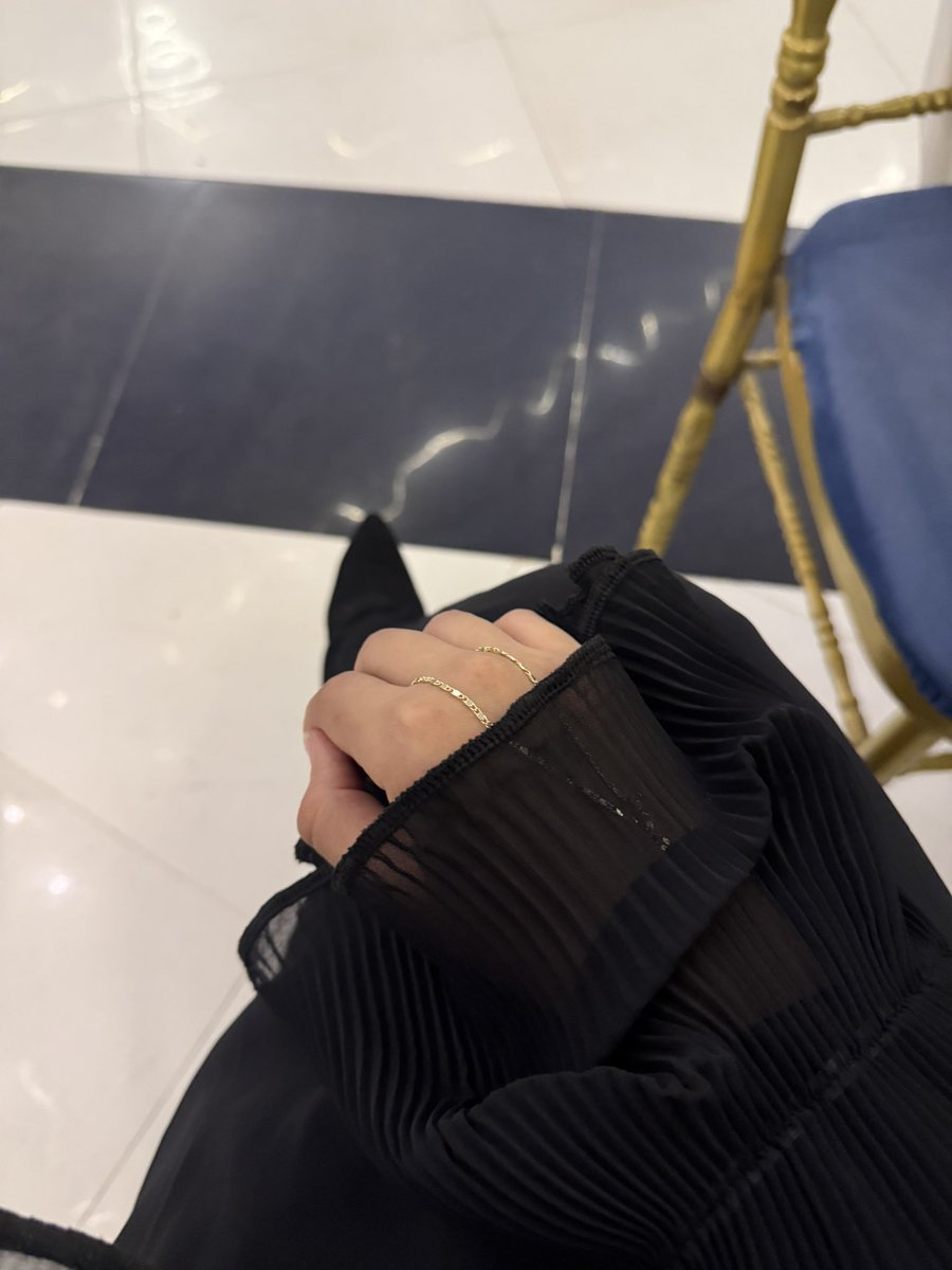 reem_elmihy's tweet photo. كل الشكر للوالدة على محاولاتها العسولة في تصوير سوت غَيْد، أحلى من الموديل على رأيها..✨🖤
(يارب الانستا ما يعرف إني نزلت صورها برا خطة الماركتينج😂) https://t.co/Oi3wIuJpYE