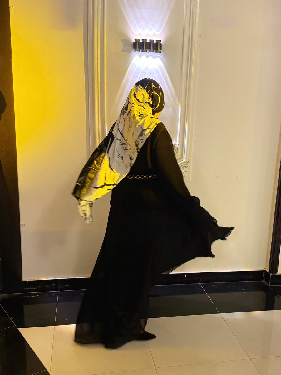 reem_elmihy's tweet photo. كل الشكر للوالدة على محاولاتها العسولة في تصوير سوت غَيْد، أحلى من الموديل على رأيها..✨🖤
(يارب الانستا ما يعرف إني نزلت صورها برا خطة الماركتينج😂) https://t.co/Oi3wIuJpYE