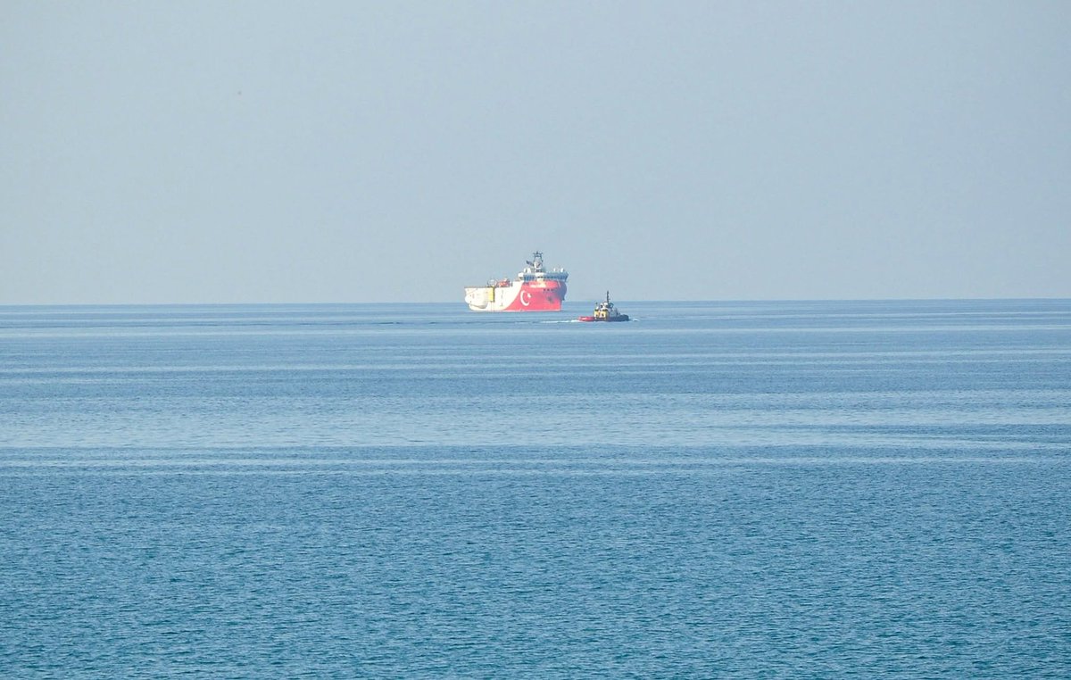 MarianoGiustino's tweet photo. ULTIM'ORA: La #Turchia rilascia un avviso di navigazione (#Navtex) per i lavori di prospezione dei fondali marini della parte nord di #Cipro.
La nave da ricerca sismica Oruç #Reis è al largo della provincia di Mersin, nel sud della Turchia.
Ankara ha emesso un Navtex, un avviso legale ai naviganti, per le prospezioni sismiche nel #Mediterraneo, nell'ambito dei preparativi per la costruzione di un gasdotto che dovrà collegare la Turchia alla parte turca di #Cipro.
La nave per la ricerca sismica Oruç Reis sta effettuando rilevamenti lungo il tracciato previsto per il gasdotto e proseguirà la ricerca fino al 30 agosto.
All'inizio di questo mese, la Turchia e Cipro nord hanno firmato un accordo per avviare i lavori del gasdotto che passerà sotto il Mar Mediterraneo.
Il ministro dell'Energia e delle Risorse Naturali, Alparslan Bayraktar, ha dichiarato che il gasdotto sarà lungo 101 chilometri, di cui 97 chilometri in mare aperto e 4 chilometri sulla terraferma.
Il gasdotto, progettato come sistema bidirezionale, collegherebbe il distretto di Anamur a Mersin, sulla costa meridionale della Turchia, con la zona di Teknecik a est della città costiera di Girne, nota anche come Kyrenia, nella parte nord di Cipro.
Bayraktar ha affermato che l'infrastruttura potrebbe inizialmente fornire gas naturale ai nord ciprioti, creando al contempo una potenziale rotta per il trasporto di future scoperte di gas dal Mediterraneo orientale e dai paesi limitrofi verso la Turchia e, infine, verso l'Europa.
@RadioRadicale