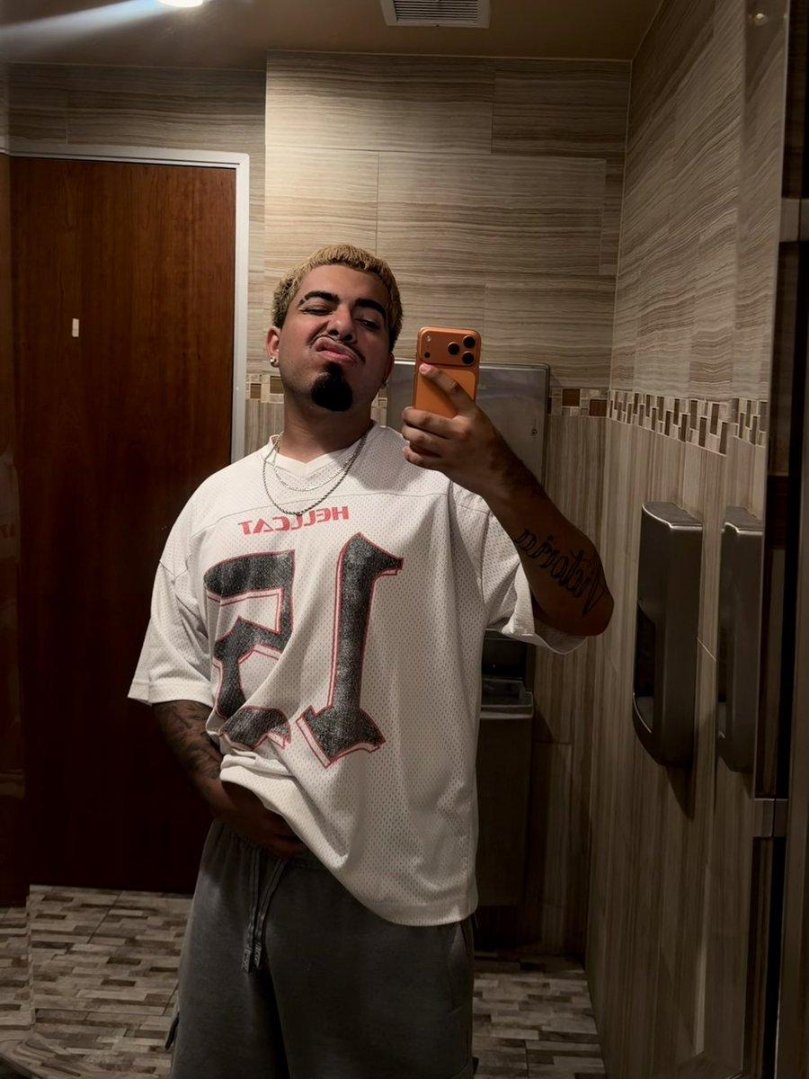 UlisMansion's tweet photo. who gonna suck me up? https://t.co/n63LmwTQAl
