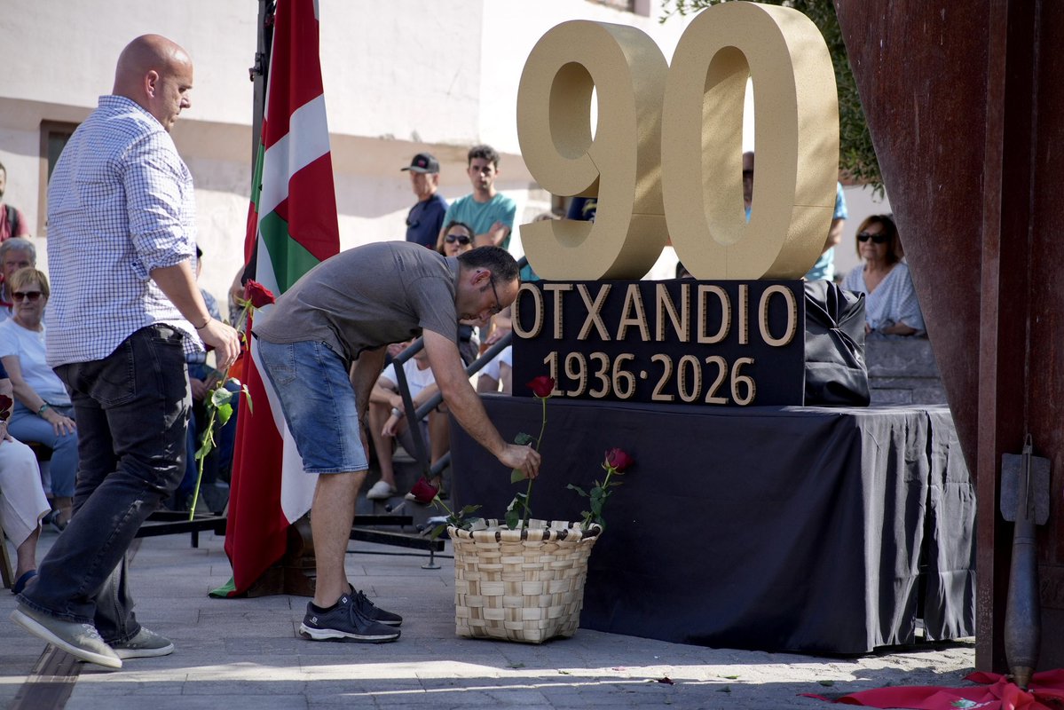 ehbildu's tweet photo. Duela 90 urte Otxandioko bonbardaketa faxistan erail zituzten 61 herritarrak omendu ditugu Andikona plazan.

Euskal Herriko lehen aire erasoa gogoratzeaz gain, aitortza hunkigarria egin diegu urte luzez isilarazitako memoria berreskuratzeko lan egiten duten otxandiar guztiei, duela 50 urte hasi baitziren gaurkoa bezalako lore eskaintzak egiten.

1936 ~ 2026