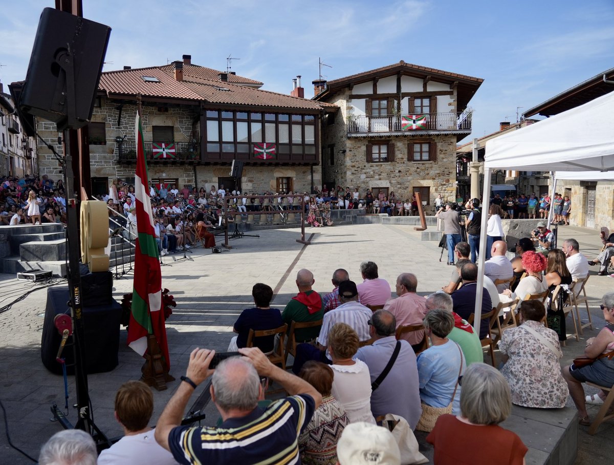 ehbildu's tweet photo. Duela 90 urte Otxandioko bonbardaketa faxistan erail zituzten 61 herritarrak omendu ditugu Andikona plazan.

Euskal Herriko lehen aire erasoa gogoratzeaz gain, aitortza hunkigarria egin diegu urte luzez isilarazitako memoria berreskuratzeko lan egiten duten otxandiar guztiei, duela 50 urte hasi baitziren gaurkoa bezalako lore eskaintzak egiten.

1936 ~ 2026