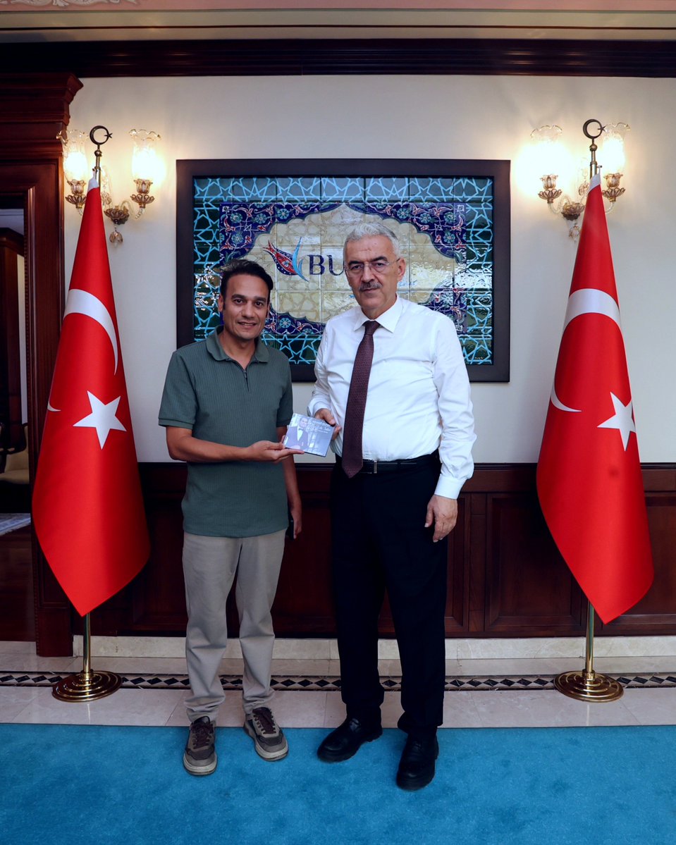 rahmiolcay's tweet photo. Bursa'nın fethinin 700. Yılı vesilesiyle 
Bursa Valisi Sn. Erol AYYILDIZ'ı ziyaret ederek Balkan ilahileri çalışmamızı kendilerine hediye ettim.  misafirperverliği için valimize teşekkür ediyorum.  #iyikiKültürVar https://t.co/mQbZyjhzxO