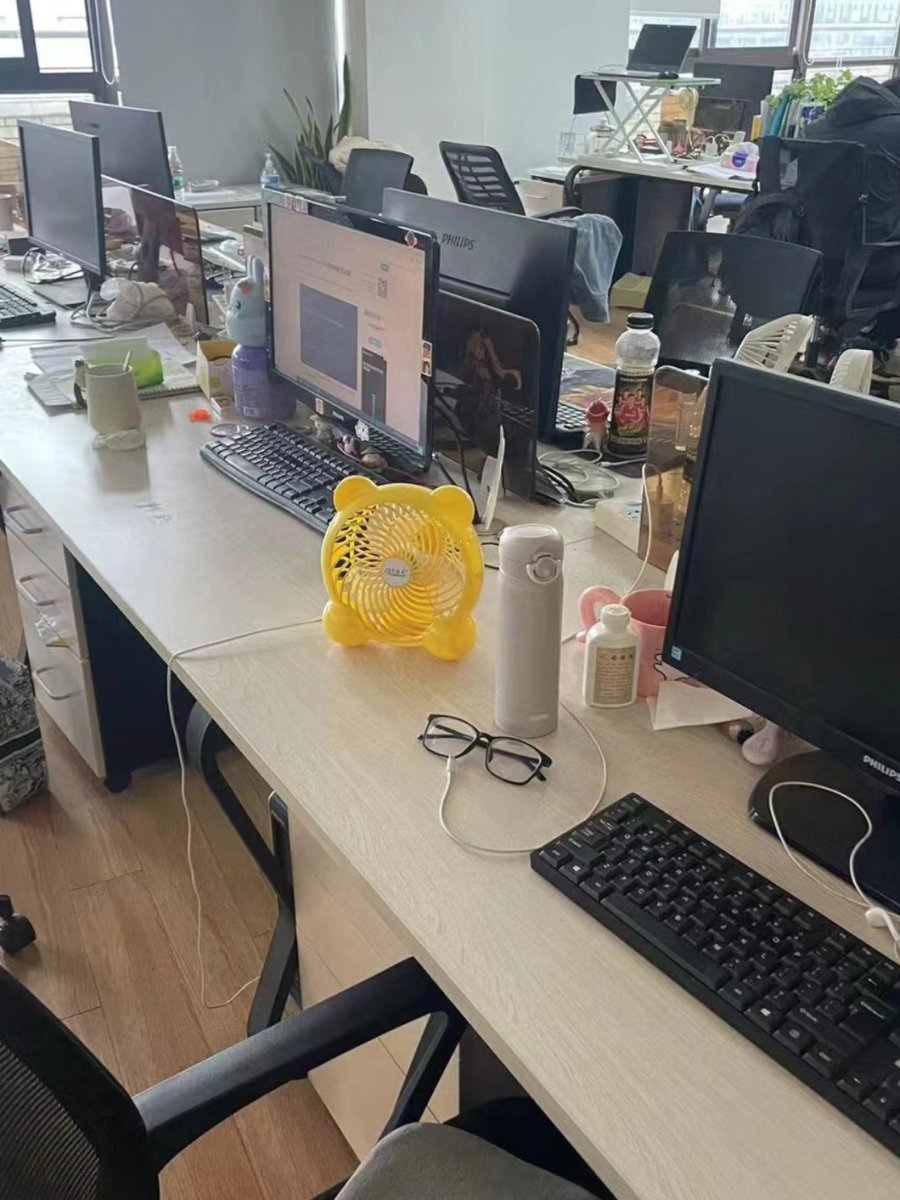 ___chojang's tweet photo. Pulling another late shift at the desk—coffee’s gone cold, but to-do list’s finally checked halfway. https://t.co/JNl0NKXAHa