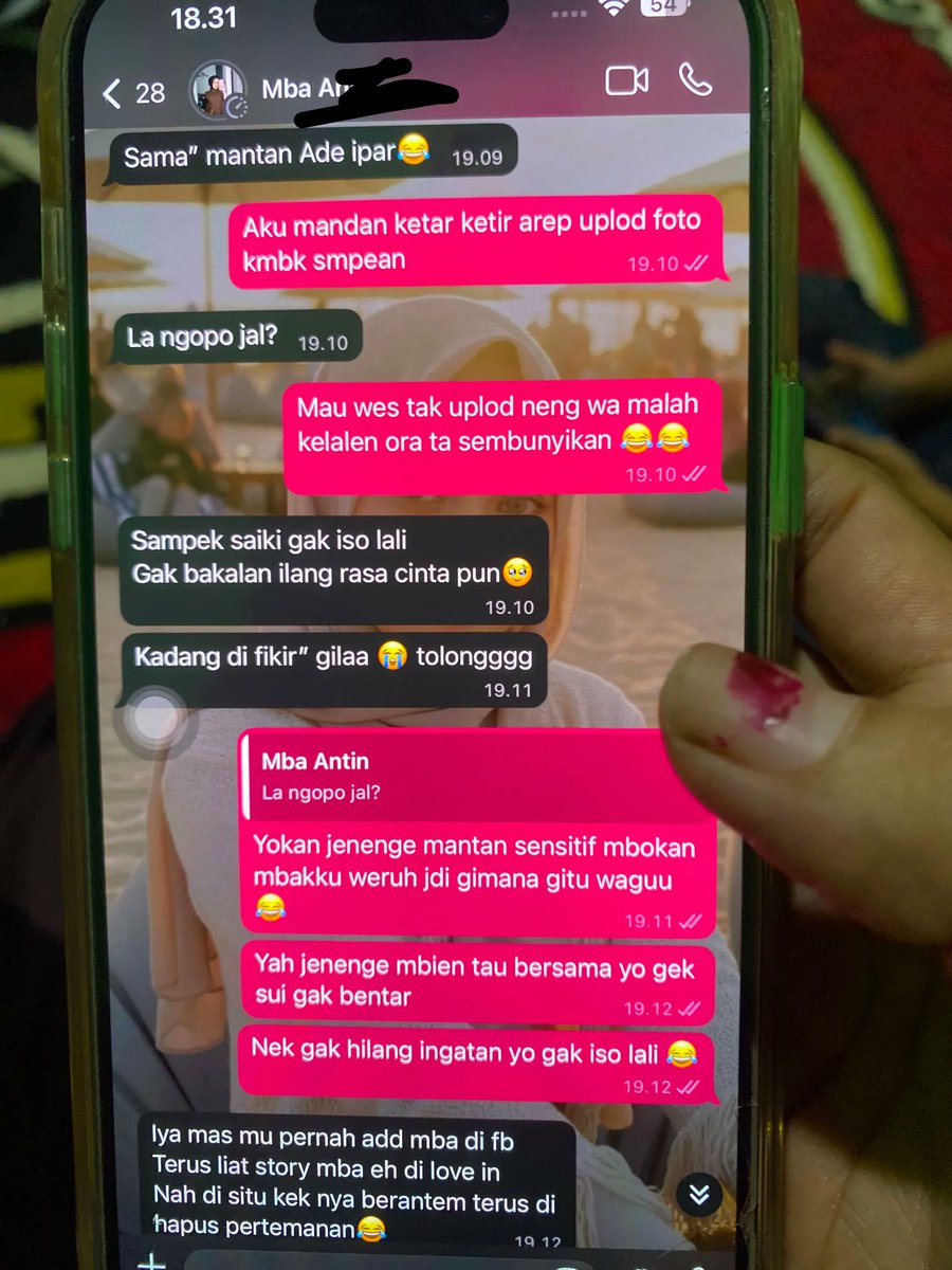 ledywilonajk's tweet photo. Ini Chatan mantan pacar suami ku sama adik iparku (hitam:mantan pacar suamiku) (pink:adik iparku),wajar ga si kalo aku marah karna si mantan bilang ga bisa move-on dari suamiku sampe chat adik iparku begitu atau malah aku yang berlebihan (fyi si mantan ini udah punya suami dan anak juga ya)

cc:bandeng presto