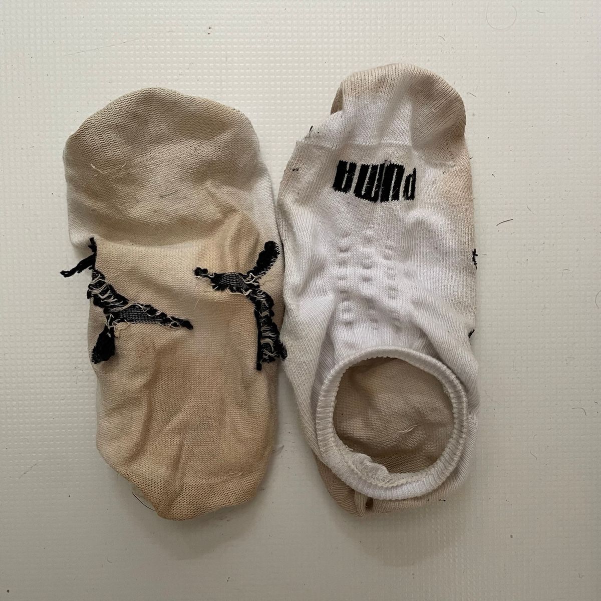 solesbyluck's tweet photo. Tirei o tênis agora e vi o estado da minha meia... Olha como ela ficou suja de tanto usar hoje. 😅#pezinho #feet #smellysocks #dirtysocks #pés #packdopé #chulé https://t.co/hcy6FsiqVI