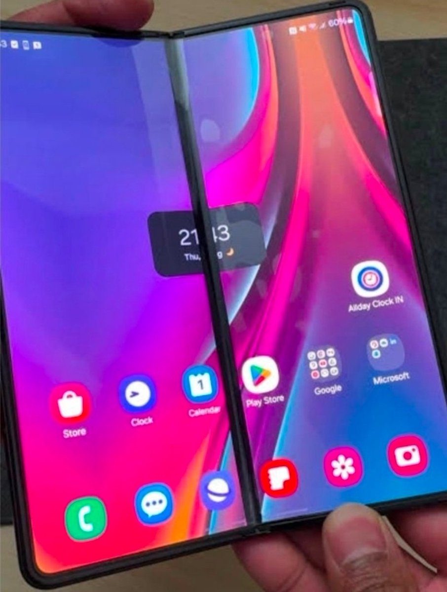 skhann20155's tweet photo. @SamsungIndia Black line has appeared on inner screen exactly at the fold. No dents and no damage. This is manufacturing defect. @SamMobiles @SamsungMobile @SamsungGulf @SamsungSupport @SamsungMobileUS #qatar #fold8 #fold7 #fold6 #tmroh #संसद_मार्च #momson https://t.co/XkcuxK2Byx