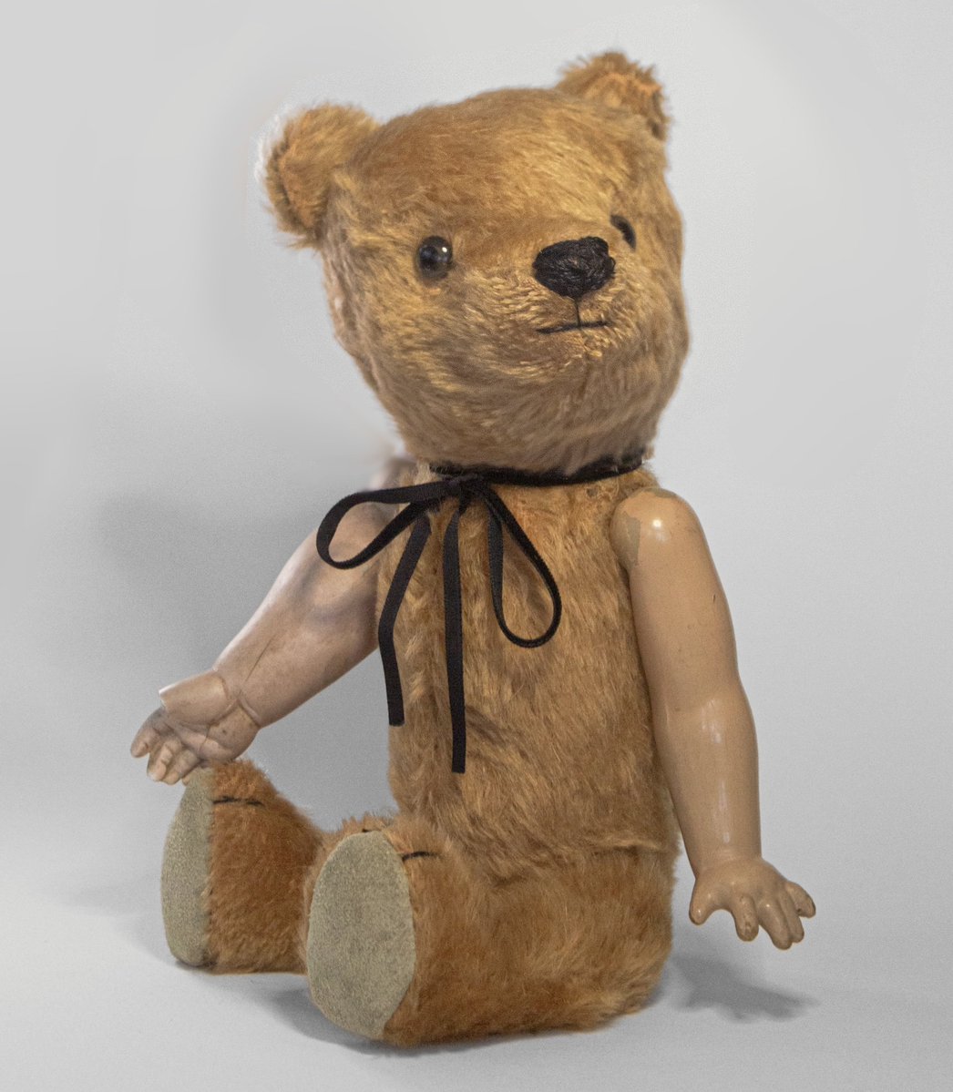 colinarmis's tweet photo. a new bear! made with mohair, suede paw pads, glass eyes, one arm is porcelain and the other is composition https://t.co/O7c9IQr7Ey