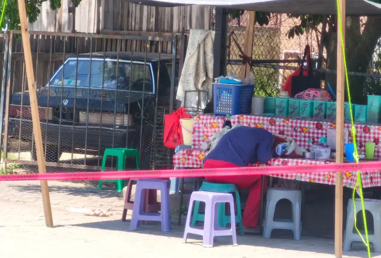 GildoGarzaMx's tweet photo. 🟥#ALERTA EJECUTAN A PERIODISTA EN #OAXACA

Sujetos armados asesinaron hace una hora al periodista Alejandro Leyva Aguilar, exdirector de CORTV, mientras desayunaba en una fonda del fraccionamiento La Esmeralda, en San Pablo Etla, #Oaxaca. 

Los agresores lo esperaron y le dispararon en el lugar.

Leyva fue un crítico frontal del gobierno de Salomón Jara (@salomonj) y meses atrás denunció públicamente persecución política y acoso judicial por sus señalamientos de corrupción, nepotismo y negocios familiares.

Por eso el gobierno estatal no puede lavarse las manos ni descartar ninguna línea. Cuando un periodista asesinado había señalado previamente al poder, ese poder debe ser investigado, no convertirse en juez de sí mismo.

Salomón Jara no puede declararse ajeno por decreto. 
Tiene que explicar qué protección recibió Leyva, quién ordenó investigarlo y quién se benefició con su silencio.