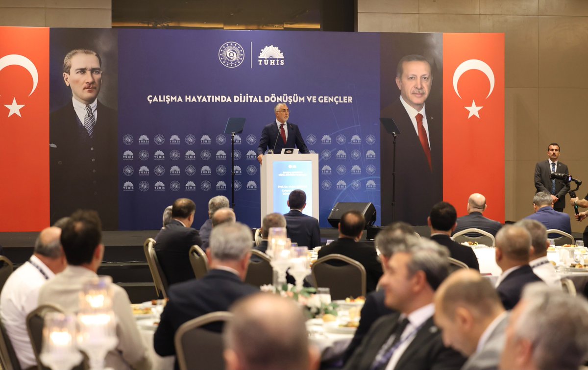 isikhanvedat's tweet photo. 'Çalışma Hayatında Dijital Dönüşüm ve Gençler Semineri'nde; sosyal paydaşlarımız, akademisyenlerimiz ve kurumlarımızın temsilcileriyle bir araya geldik. 

Özellikle kariyer planlaması yapan ve istihdamla buluşacak gençlerimizin, yeni nesil teknolojiler ile geleceğin dijital meslekleri için donanım ve tecrübe kazanmasını oldukça önemli görüyoruz.

Eğitimden istihdama geçiş süreçlerinin güçlendirilmesi, mesleki becerilerin geliştirilmesi ve daha kapsayıcı istihdam politikalarının hayata geçirilmesi için adımlarımızı sürdüreceğiz.

Programın düzenlenmesinde emeği olan başta TÜHİS ailesi, üniversitelerimizin rektörleri ile yöneticileri olmak üzere TİSK’e ve katkı sağlayan tüm kurumlarımıza teşekkür ediyorum.