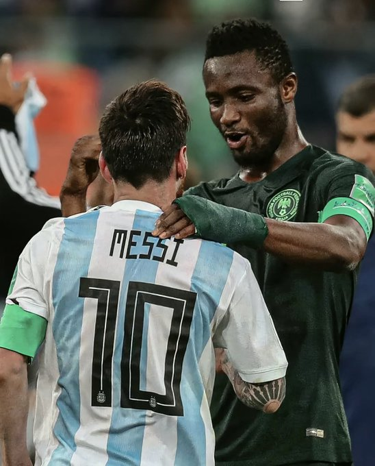 icardo8's tweet photo. 🇳🇬 🗣️John Obi Mikel: "Nunca olvidaré lo que pasó después de la final del Mundial Sub-20 contra Argentina. Messi ganó el Balón de Oro, y yo el de Plata, pero sentía que merecía el de Oro. 

Me acerqué a él y le dije en español: 'Me robaste el Balón de Oro. Fui mejor.'

Messi, con su característica humildad, sonrió y respondió: 'No fue mi decisión; fue la del comité. Pero lo que has hecho por tu país es increíble.' 

Más tarde, cuando nos cruzamos cerca de los vestuarios, me ofreció intercambiar los premios: 'Si quieres, toma mi Balón de Oro y dame el de Plata.' 

Me reí y le dije: 'No puedo; tú lo mereces. Solo estaba frustrado. ¡Gracias por ser tan amable!'

Años después, nos volvimos a encontrar en el Mundial de 2018.

Messi me saludó: 'Hola, chico de oro. ¡Todavía tengo la foto de la ceremonia de premiación!' 

Fue entonces cuando le dije: 'Hoy sé que realmente merecías ese premio. Eres el mejor, Leo. 🐐