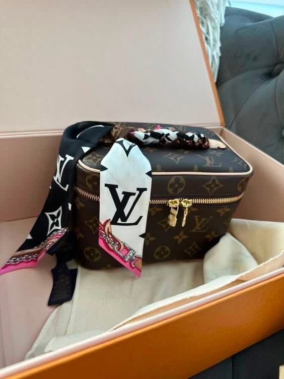 layxsnv's tweet photo. feigning for a lv vanity bag🥹😍😍 https://t.co/o3WFMWDJ1J