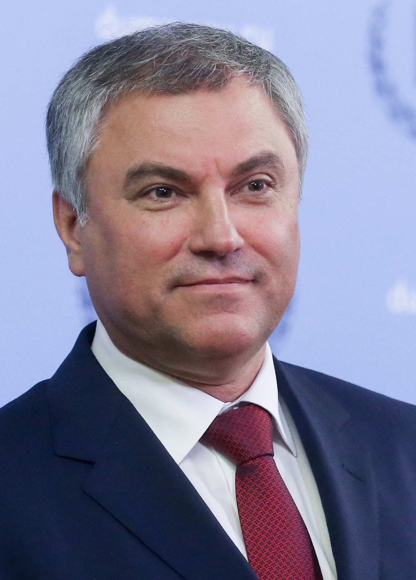 agents_media's tweet photo. Спикер Госдумы Вячеслав Володин стал миллиардером

По итогам 2025 года доход председателя Госдумы Вячеслава Володина превысил 257 млн рублей, а на его банковских счетах оказался почти 1 млрд рублей, следует из данных о доходах и имуществе кандидатов федерального списка «Единой России», опубликованных ЦИКом. Доход Володина оказался в 3,5 раза выше его среднегодового дохода с 2016 по 2021 год, когда он последний раз опубликовал декларацию о своих доходах.

Как росли доходы Володина. Нынешний спикер Госдумы впервые попал в Госдуму в 1999 году. Однако первые доступные сейчас сведения о его доходе касаются 2002 года (он их декларировал во время кампании 2003 года).

🔶 2002 год: доход – 865,7 тысячи рублей, недвижимость – участок 1200 кв. м, квартира и гараж в Саратовской области.

🔶 2006 год: доход – 3,1 млн рублей, недвижимость — земля в Подмосковье, квартира и место в гараже в столице.

🔶 2009 год: доход – более 355 млн рублей, недвижимость — участок 8,3 тысячи кв. м, квартира 174,3 кв. м, гараж-машиноместо, банковские вклады – 48,8 млн рублей.

🔶 2010 год: доход – 6,6 млн рублей.

🔶 2011 год: доход – 4 млн рублей. К недвижимости добавляется дом-квартира 421 кв. м.

🔶 2012 год: доход – 6,8 млн рублей. Вместо дома-квартиры в декларации появляется просто дом площадью 744 кв. м.

🔶 2013 год: доход – 14 млн рублей. Дом достигает почти 1000 кв. м и появляется 11 тысяч кв. м земли в пользовании, а также разные другие хозяйственные и жилые постройки.

🔶 2014 год: доход – 62,9 млн рублей.

🔶 2015 год: доход – 87 млн рублей.

🔶 2016 год: доход – 62 млн рублей.

🔶 2017 год: доход – 51,4 млн рублей.

🔶 2018 год: доход – 71,7 млн рублей.

🔶 2019 год: доход – 100,3 млн рублей.

🔶 2020 год: доход – 84 млн рублей, банковские счета – 659,7 млн рублей.

🔶 2021 год: доход – 65 млн рублей.

🔶 2022 год: доход – 80,9 млн рублей.

🔶 2023 год: доход – 81 млн рублей (расчет на основе публикации о направленных Володиным денег на благотворительность, вышедшей на сайте Госдумы).

Причины скачков дохода. Большой доход по итогам 2009 года Володин объяснял продажей доли в предприятиях (141 млн рублей) и ценных бумаг (213,6 млн рублей). В 2017 году «источник в оркужении спикера» говорил ТАСС, что доход от продажи акций холдинга «Солнечные продукты» в 2007 году составил 592,4 млн рублей.

▪️Причины нового скачка дохода спустя более чем 15 лет после заявленного отхода от бизнеса Володин не объяснял.

▪️Володин — мастер по сокрытию роскошной недвижимости, общую стоимость которой невозможно подсчитать, пишет «Проект» в исследовании «Отцы и деды». Почти всю жизнь он занимается политикой, а в тайне записывает на свою пожилую мать и молодую спутницу жизни многомиллиардный бизнес и роскошную недвижимостью, говорится в справке на политика.