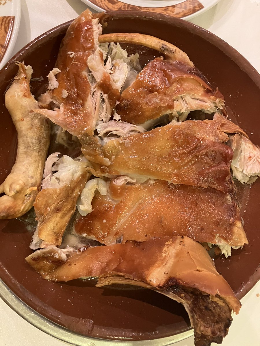 sole_orpa's tweet photo. Este gran cochinillo lo hemos acompañado de una ensalada fresca y de este Gran VINO:
Dido la universal: el mejor vino tinto para hacer un equilibrio con el calor de la calle , magnífico y espectacular. De la bodega de @venusuniversal 

#venuslauniversal #calidoscopi #vilaviniteca https://t.co/xNU1pzsss5