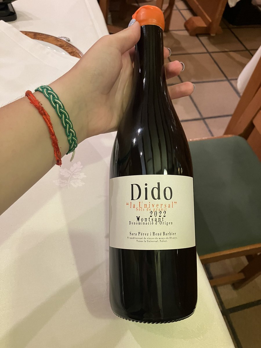 sole_orpa's tweet photo. Este gran cochinillo lo hemos acompañado de una ensalada fresca y de este Gran VINO:
Dido la universal: el mejor vino tinto para hacer un equilibrio con el calor de la calle , magnífico y espectacular. De la bodega de @venusuniversal 

#venuslauniversal #calidoscopi #vilaviniteca https://t.co/xNU1pzsss5