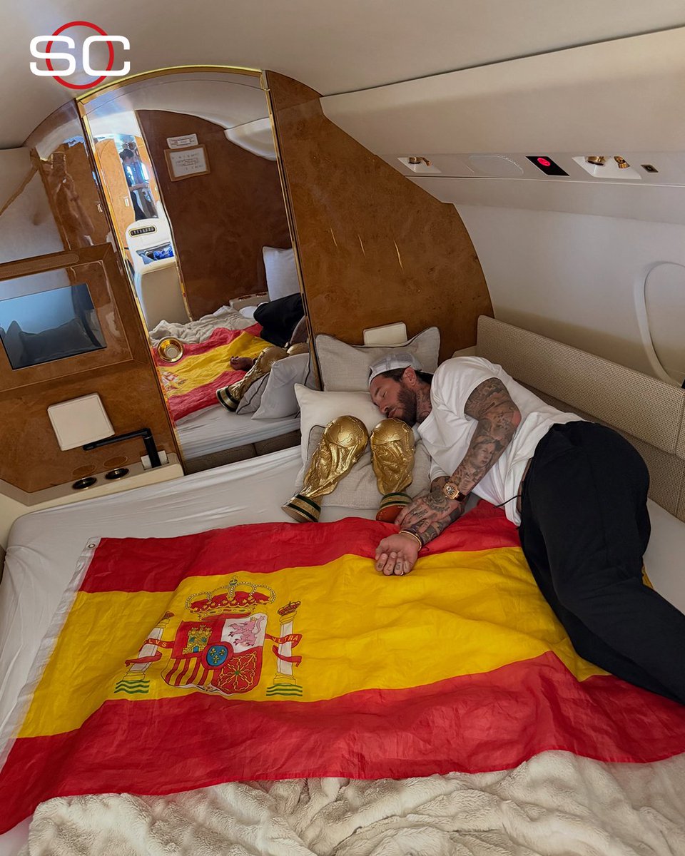 SC_ESPN's tweet photo. HAY UNO QUE SIGUE FESTEJANDO... ¡Sergio Ramos, FELIZ con las dos Copas del Mundo de España! 🏆🇪🇸 https://t.co/xHcDeQCcMg
