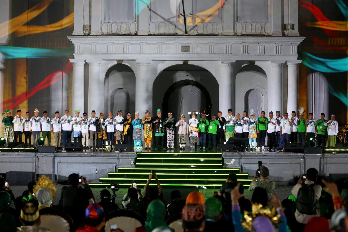 DPP_PKB's tweet photo. PKB resmi melantik 19.675 pengurus DPC dari 514 kab/kota se-Indonesia di Alun-Alun Fatahillah, Kota Tua, Jakarta, dalam rangka Harlah ke-28 PKB. Pelantikan ini menjadi momentum meneguhkan komitmen PKB untuk terus hadir dan mengabdi kepada masyarakat.

#PKB #HarlahPKB28 https://t.co/p5EnsSiBbO