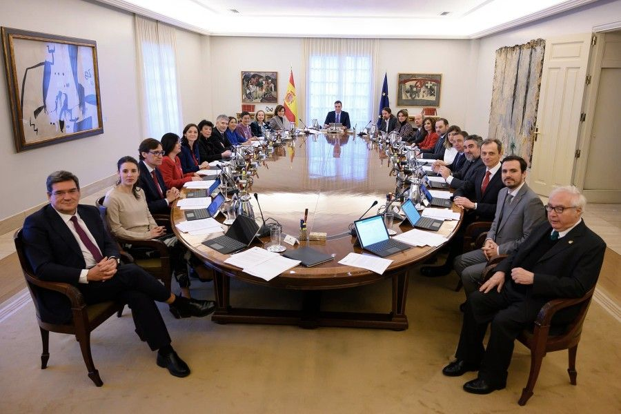 FelixloGarcia's tweet photo. Veo esta foto de un antiguo Consejo de Ministros, y se me hiela la sangre. Son muchos los que han desaparecido. Cada biografía, una novela de fraudes continuos, y si todos están podridos, hasta qué punto lo alcanzarán los más veteranos. Del puto JUDAS, MEJOR NI HABLAR. https://t.co/hTLz7vv6qu
