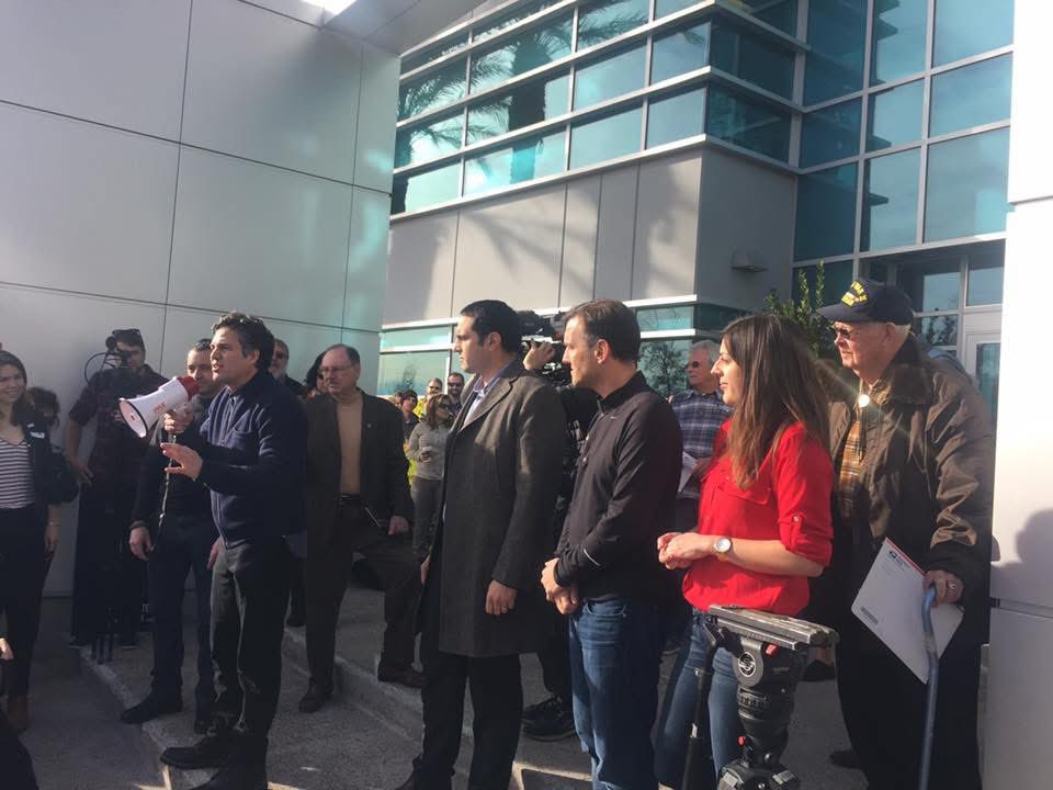 AndrewClaudio9's tweet photo. @MarkRuffalo @elonmusk @dsa 2015 I and hundreds of @solarcity employees met you at our facility in Las Vegas. You came back again and you were an advocate for #saveOurSolar. You called Elon a “visionary”. Today that visionary is goofy. You’re a 🤡 bro. 

PS - Commies ain’t people. https://t.co/xYwlzSDHvR