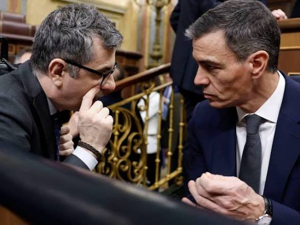 MPSnoserinde's tweet photo. EL SUPREMO COGE EL CONTROL DE LAS URNAS | LA DEMANDA DE IUSTITIA EUROPA PARA PARALIZAR EL CENSO EXTERIOR DINAMITA EL RESCATE ELECTORAL DE LA MONCLOA 🚨🇪🇸🗳️

La admisión a trámite en el Tribunal Supremo del recurso de Iustitia Europa para suspender las altas de la ley de nietos desata un escenario de máxima vulnerabilidad para el Ejecutivo al poner bajo sospecha la limpieza de las futuras elecciones generales. 

El análisis de esta resolución de urgencia desvela que la Sala Tercera activa un control inmediato contra el volcado masivo de votantes en el extranjero, un mecanismo diseñado para compensar el hundimiento de las siglas en las provincias españolas mediante nacionalizaciones exprés. 

Al exigir a la Junta Electoral Central cuentas sobre la nula trazabilidad de las inscripciones, el Alto Tribunal arruina la estrategia de supervivencia del poder y sitúa cualquier futuro escrutinio bajo la sombra de la impugnación legal.

Conclusión: la intervención del Supremo a instancias de la acusación popular bloquea la manipulación del censo exterior como balsa de salvación demoscópica, blindando las reglas del juego y demostrando que la justicia frena de raíz la ingeniería orientada a perpetuar el control de los despachos por la vía de los hechos consumados.