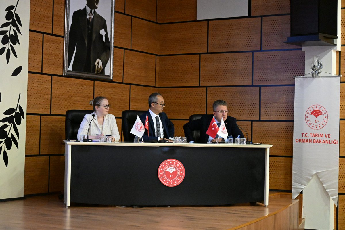 izmirtarim's tweet photo. İzmir İl Su Kurulu 2026 Yılı Toplantısı, 22.07.2026 tarihinde saat 14.00'te Vali Yardımcısı Sayın Ahmet YILMAZ başkanlığında; İl Müdürümüz Sayın Kahraman AKDOĞAN, İçme Suyu Daire Başkanlığı Şube Müdürü Sayın Özgür ÇAKMAK, Tarımsal Altyapı ve Arazi Değerlendirme Şube Müdürü Sayın Lilifer TURAN ile kurulda yer alan kurum ve kuruluş temsilcilerinin katılımıyla gerçekleştirilmiştir.

Toplantıda, suyun kalite ve miktarının korunmasına yönelik yürütülen çalışmalar ile gelecekte hayata geçirilmesi planlanan faaliyetler istişare edilmiş; su kaynaklarımızın korunması ve etkin yönetiminin sağlanması amacıyla önemli kararlar alınmıştır.

@ibrahimyumakli
@TCTarim
@trgmresmi
@DrOsmanYildiz
@SuYonetimi
@drsuleymanelban
@izmirvaliligi
@KahramanAKDGN53