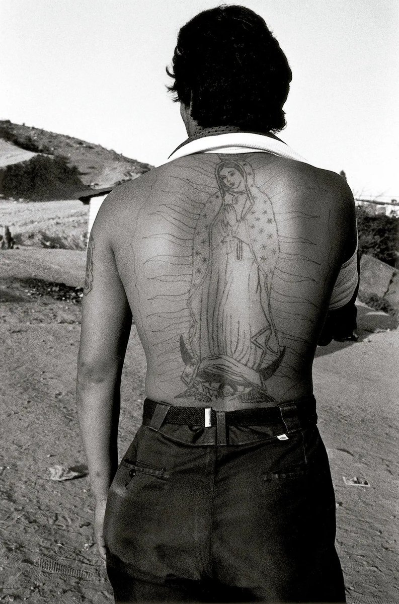 heribertu's tweet photo. Graciela Iturbide ft. Rafael Catana 

📷La frontera, Tijuana, Baja California, México, 1990
🎵Baile de cholos, El Nagual, 1996. 

...al otro lado del río, hay un baile de cholos.

...un vato tiene un tatuaje de la virgen morena
con una luna redonda 
que es la luna muerta. https://t.co/kwyHFvCDuz
