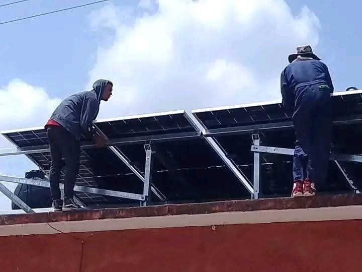 LidiaHid's tweet photo. La cabecera municipal de Sibanicu en la provincia de Camaguey concluyó un proceso inversionista para garantizar a sus pobladores disponibilidad mediante sistemas Fotovoltaicos de la radiobase ubicada en el centro como a los equipos que brindan telefonía fija y Nauta.
#Etecsa https://t.co/NbtHsCU7KY